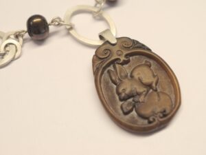 Jade-Anhänger mit Hasenmotiv