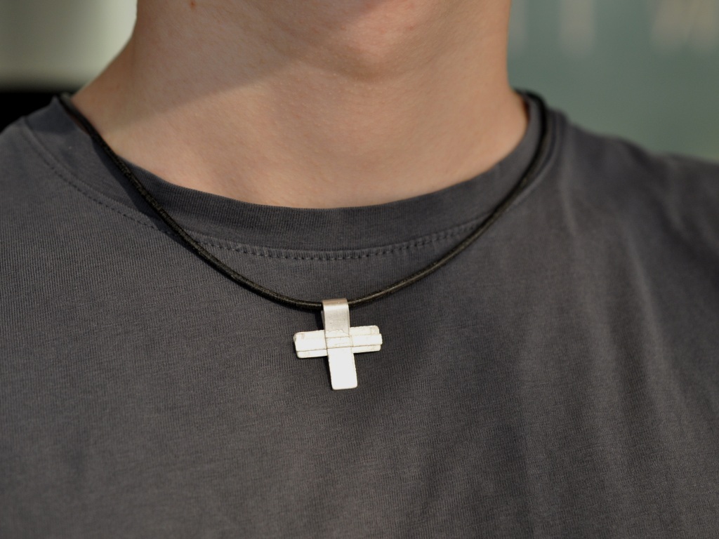 Kreuz aus Silber am schwarzen Lederband - Unikatkreuz v45