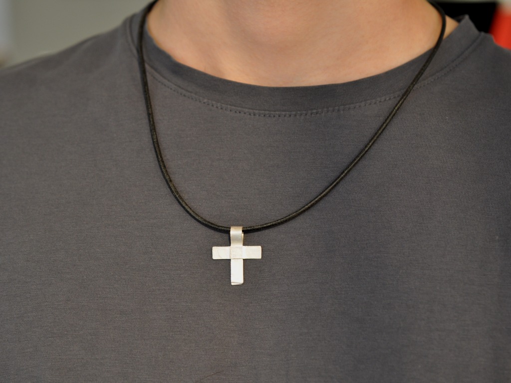 Kreuz aus Silber am schwarzen Lederband - Unikatkreuz v48