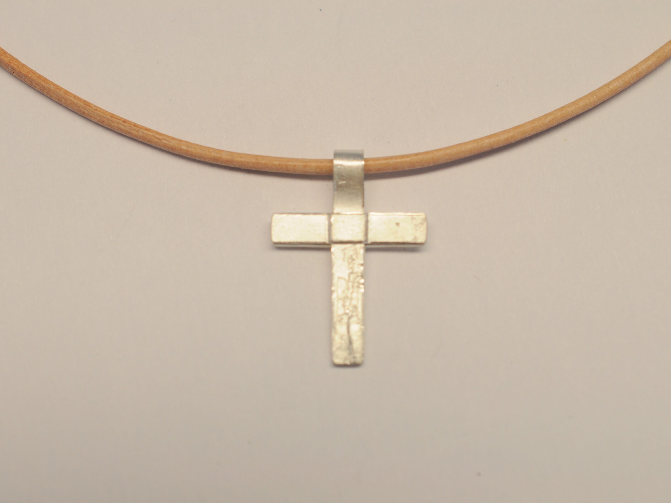 Kreuz aus Silber - Unikat v49 - an braunem Lederband