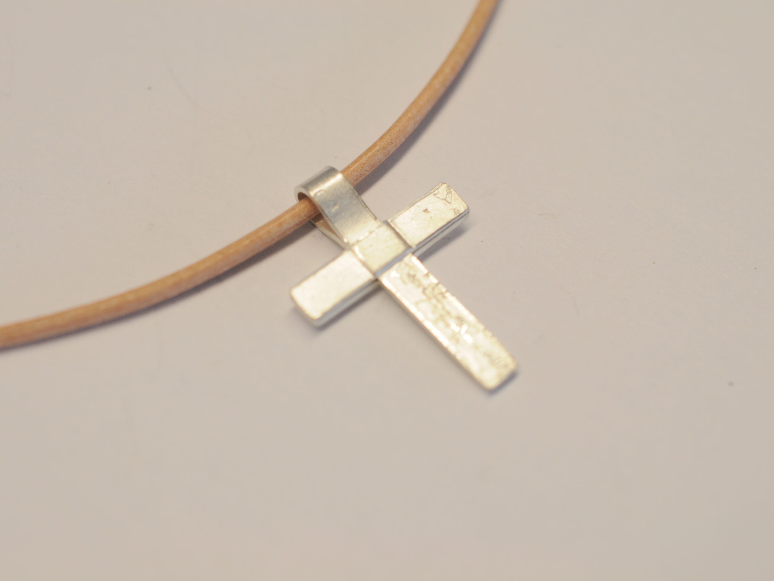 Kreuz aus Silber - Unikat v49 - an braunem Lederband