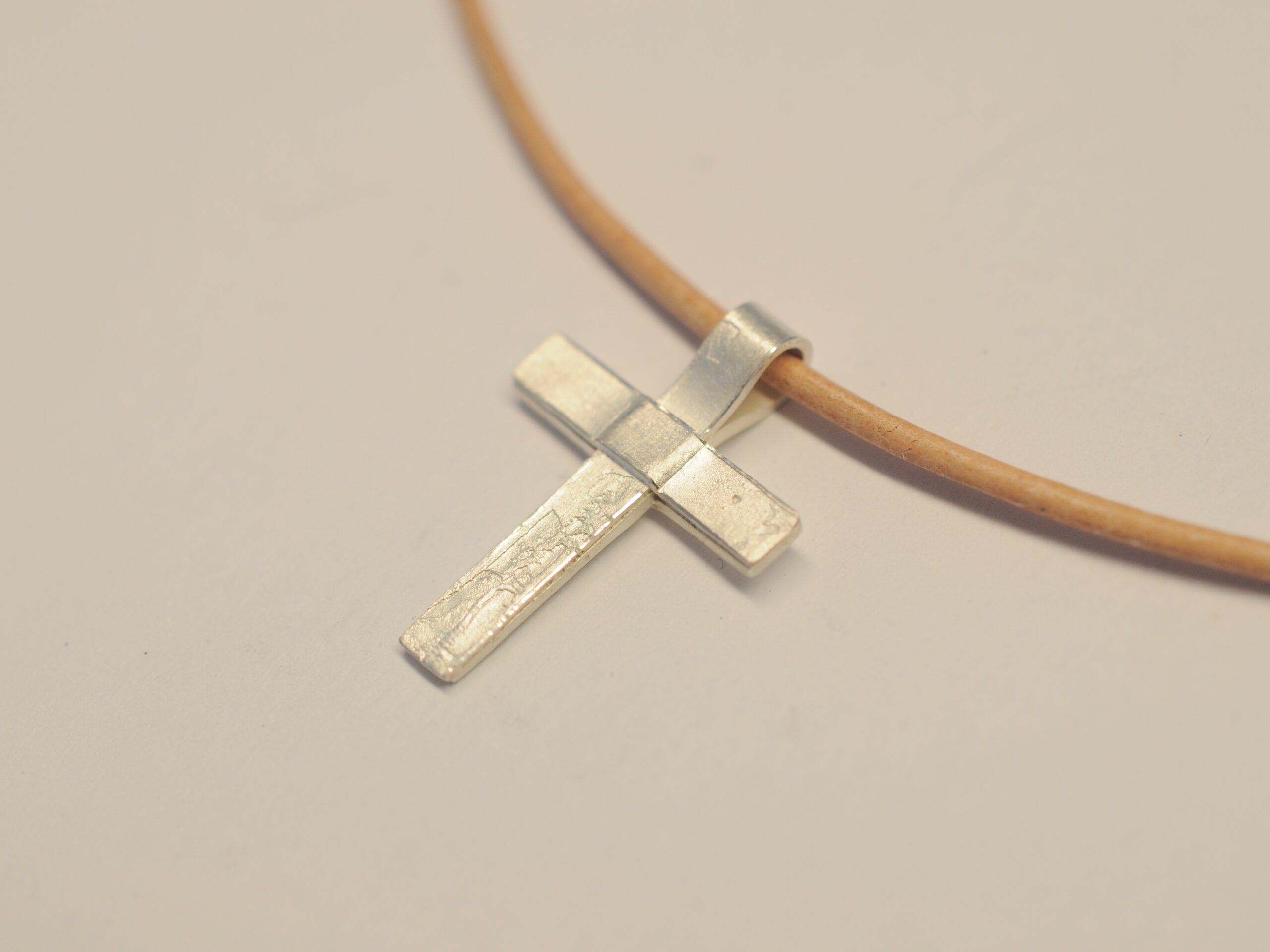 Kreuz aus Silber - Unikat v49 - an braunem Lederband