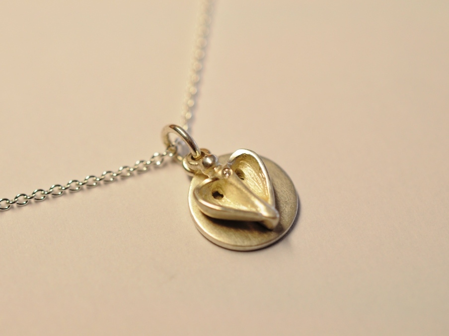 Kleiner Silber Schutzengel Anhänger mit Diamant und Gravurplatte