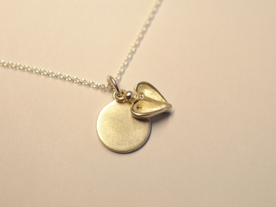 Kleiner Silber Schutzengel Anhänger mit Diamant und Gravurplatte