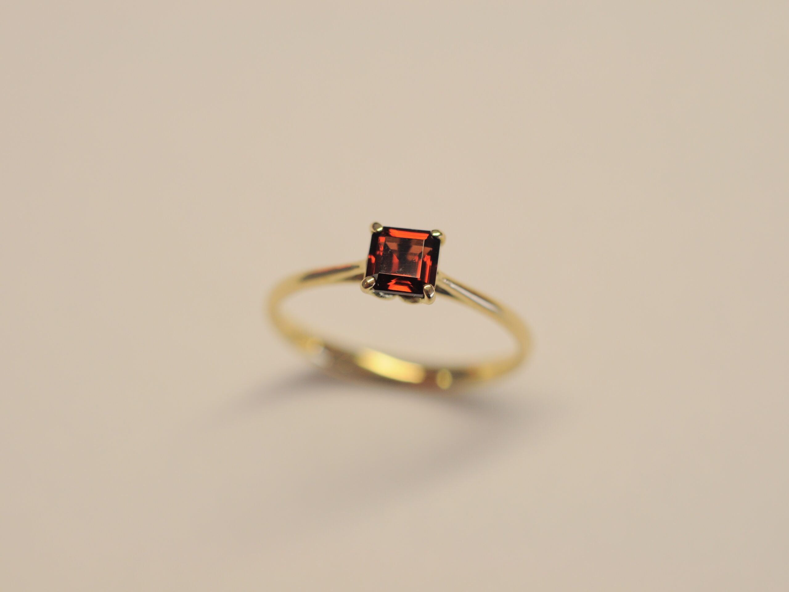 750er Goldring mit Granat im Treppenschliff