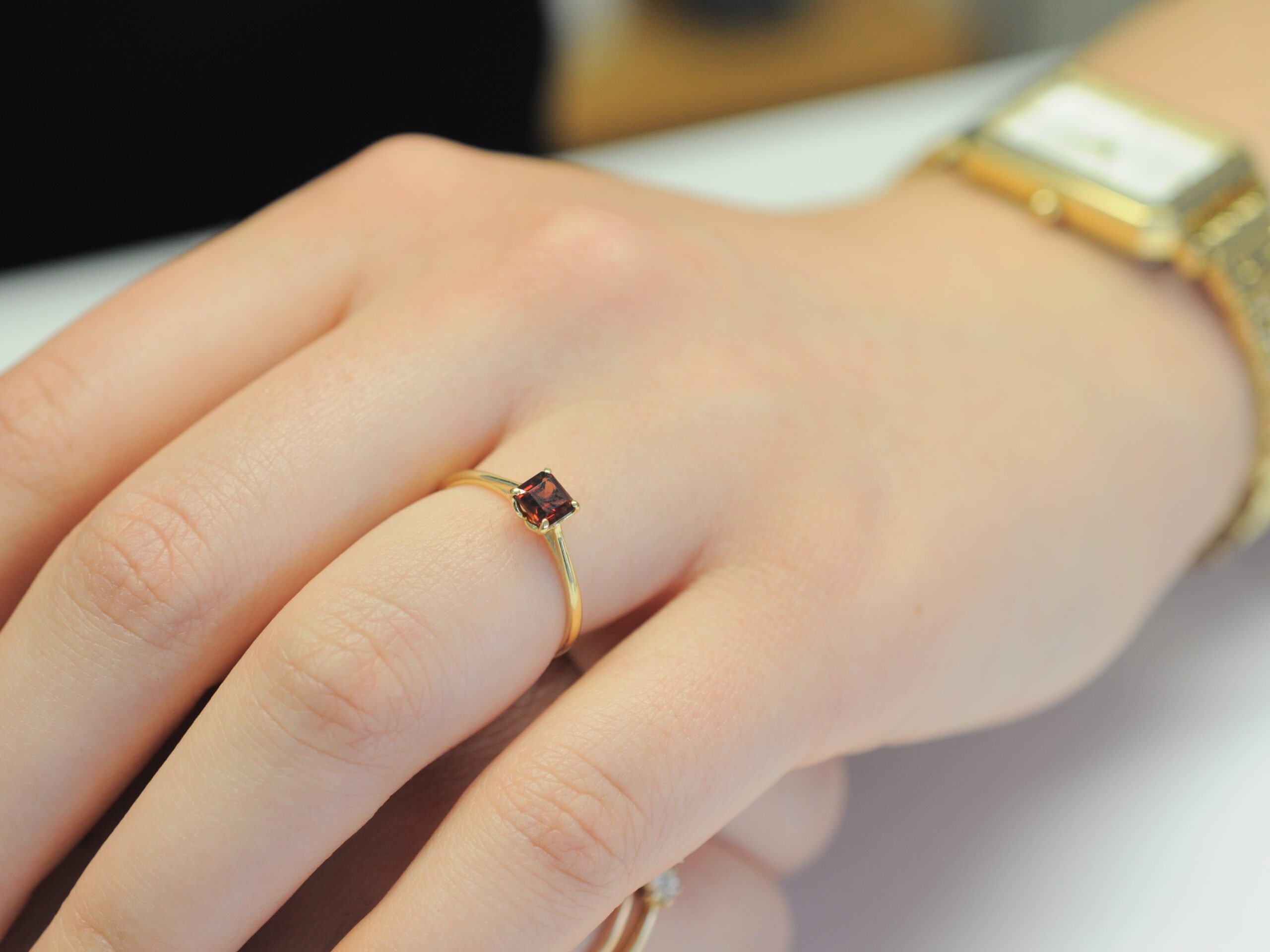 750er Goldring mit Granat im Treppenschliff