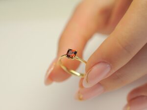 750er Goldring mit Granat im Treppenschliff