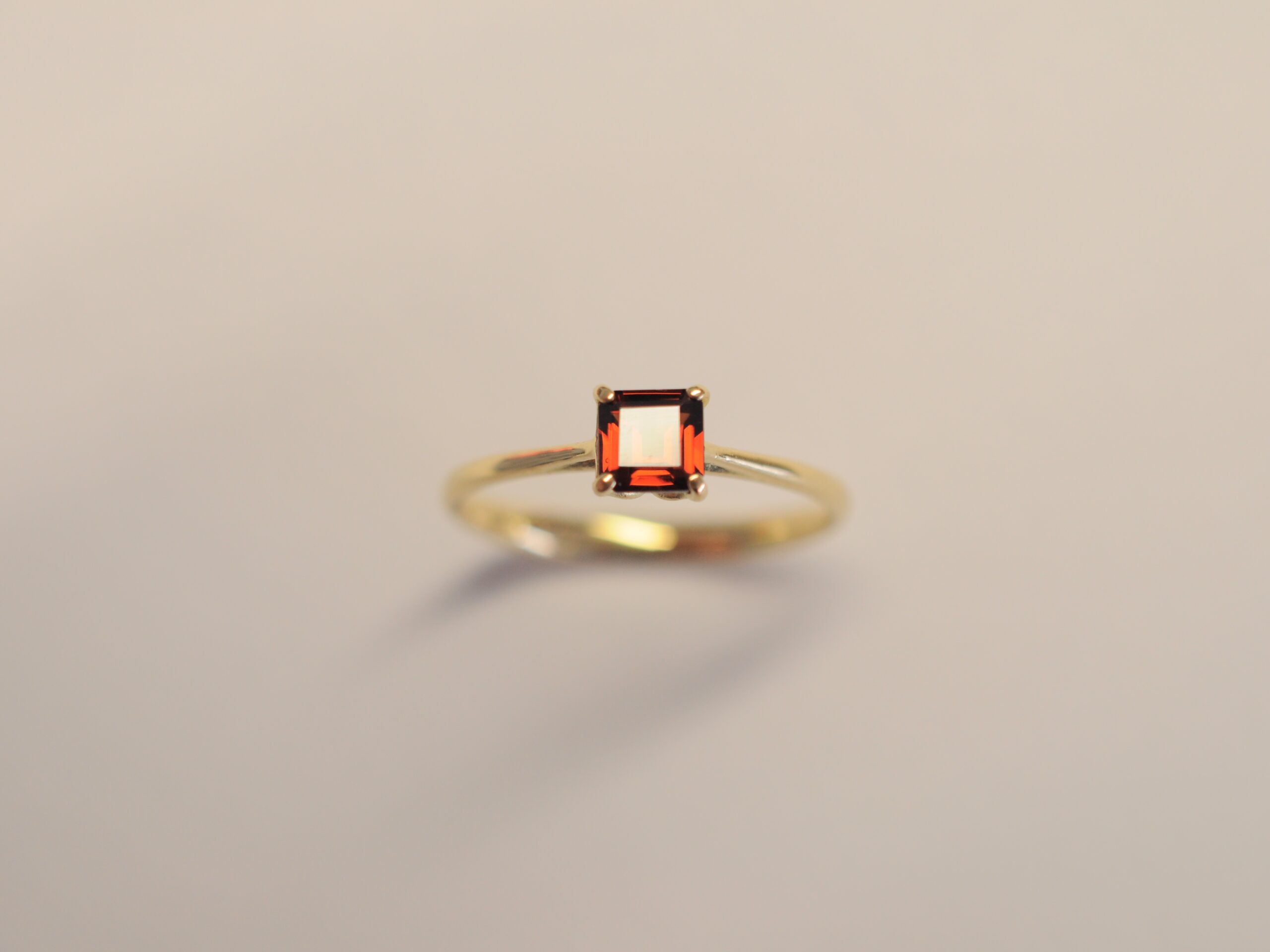 750er Goldring mit Granat im Treppenschliff