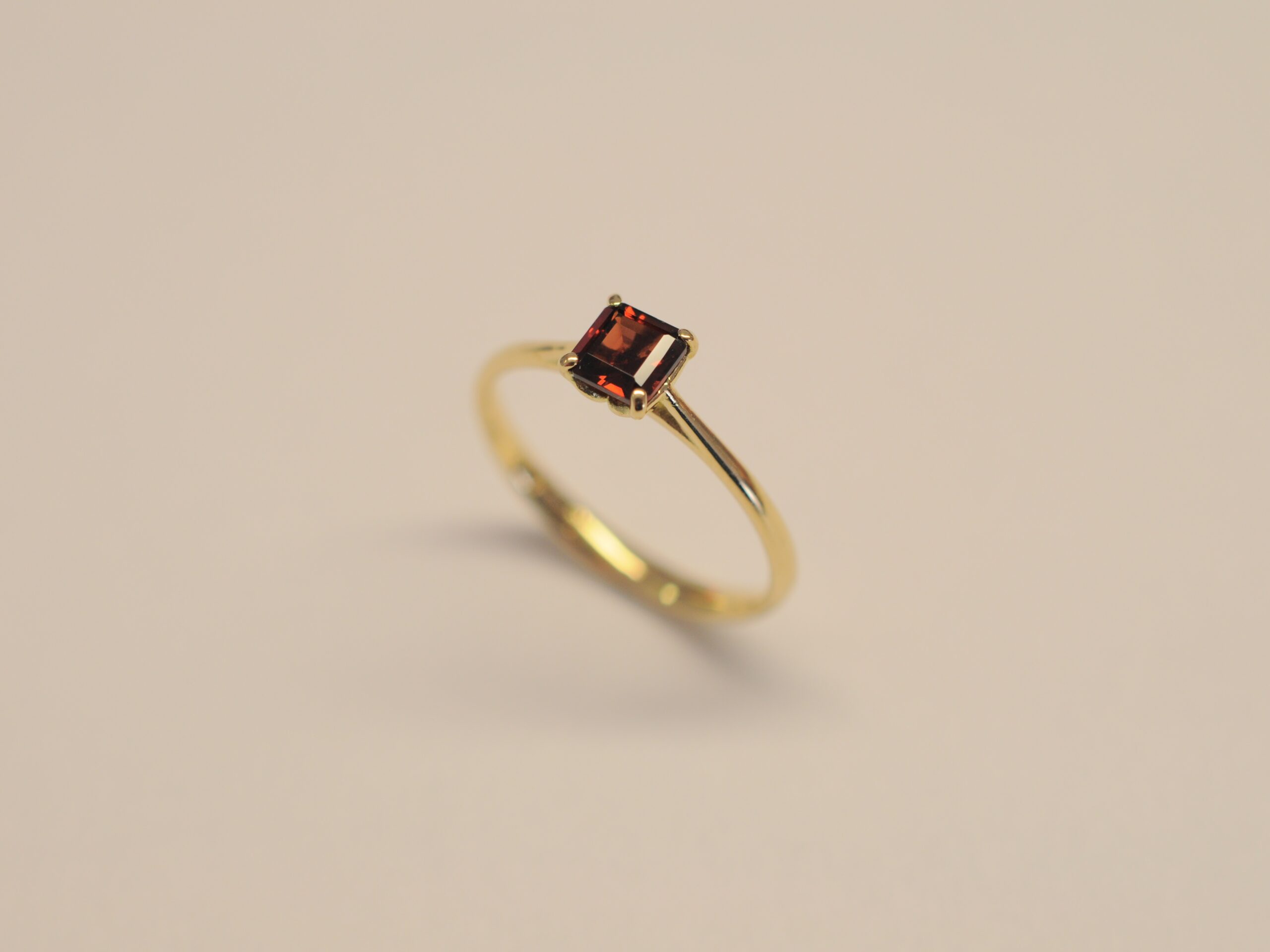 750er Goldring mit Granat im Treppenschliff