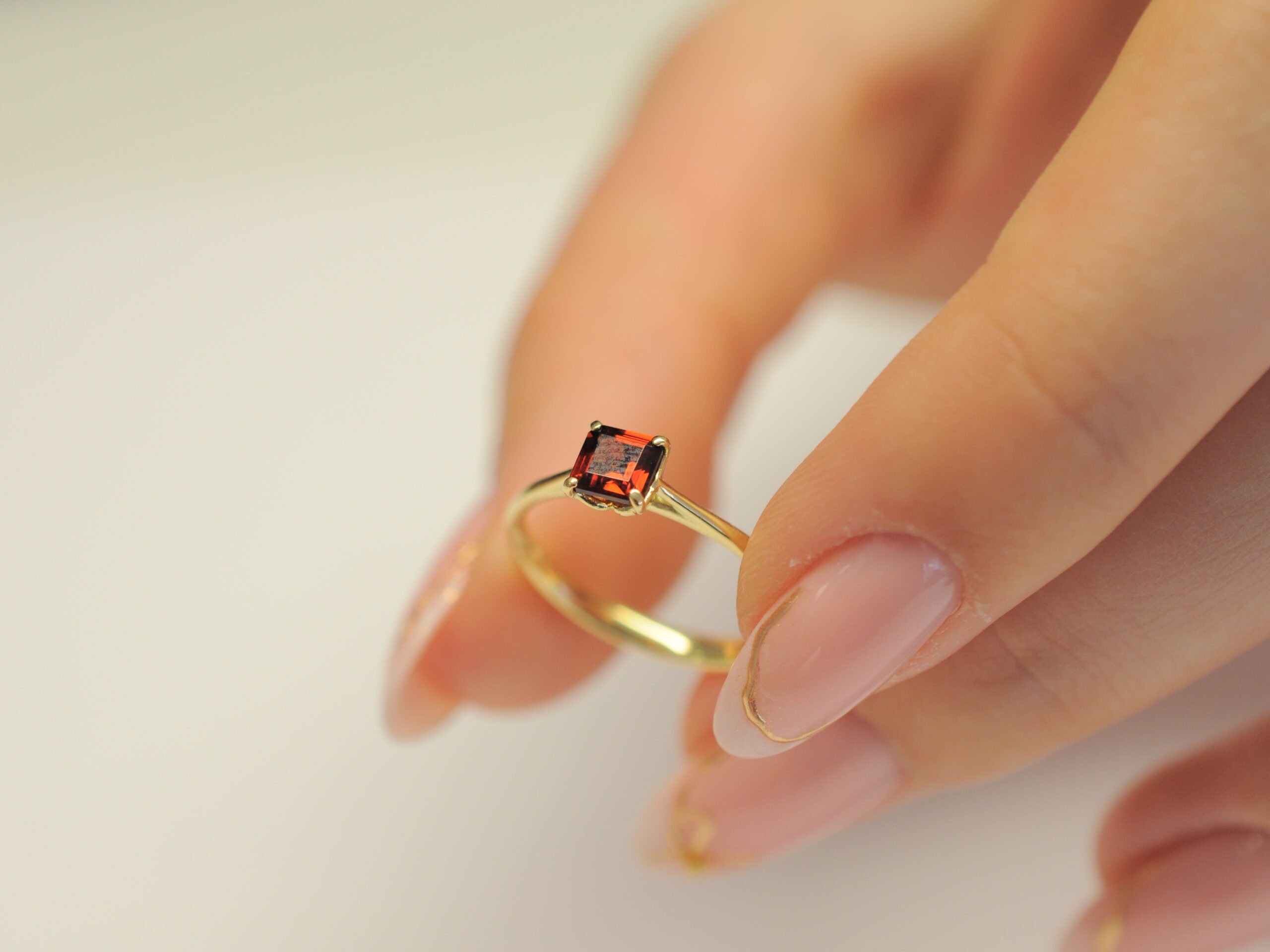 750er Goldring mit Granat im Treppenschliff