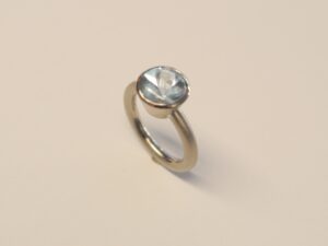 Weißgoldring mit Topas