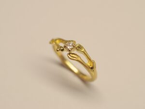 floraler Ring aus 750 Gelbgold mit Diamant in Krappenfassung
