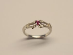 Floraler Ring aus 925er Silber mit Rubin