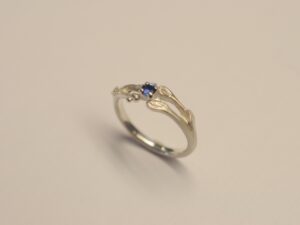 Floraler Ring aus 925er Silber mit Saphir