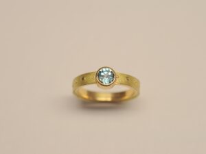 Goldring aus 750 Gelbgold mit blauem Zirkon 0,9 ct