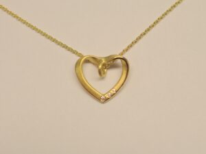 Herz Anhänger aus 750 Gelbgold mit 3 Diamanten herzseitig gefasst