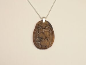 Brauner Jade Anhänger mit Hasenmotiv