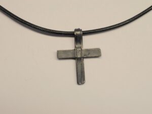 Kreuz Anhänger aus geschwärztem 925er Silber - Unikatkreuz v53 - an schwarzem Lederband