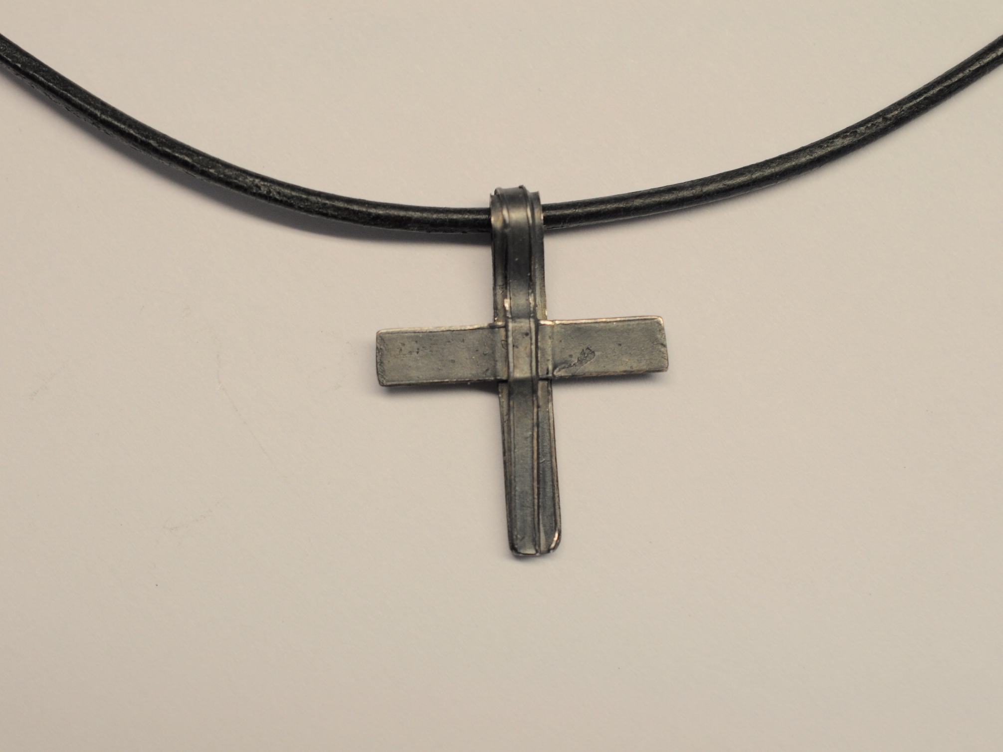 Kreuz Anhänger aus geschwärztem 925er Silber - Unikatkreuz v53 - an schwarzem Lederband