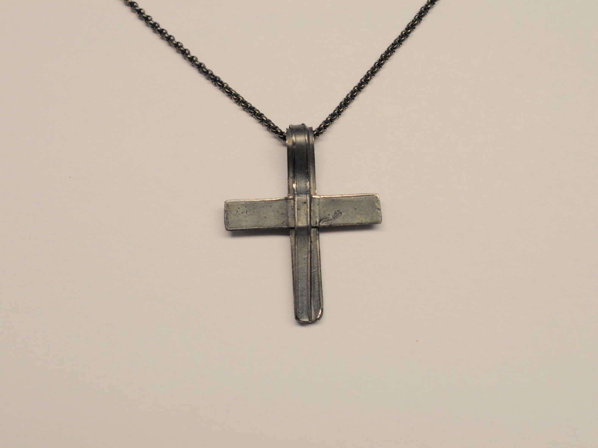 Kreuz Anhänger aus geschwärztem 925er Silber - Unikatkreuz v53 - an geschwärzter Erbskette