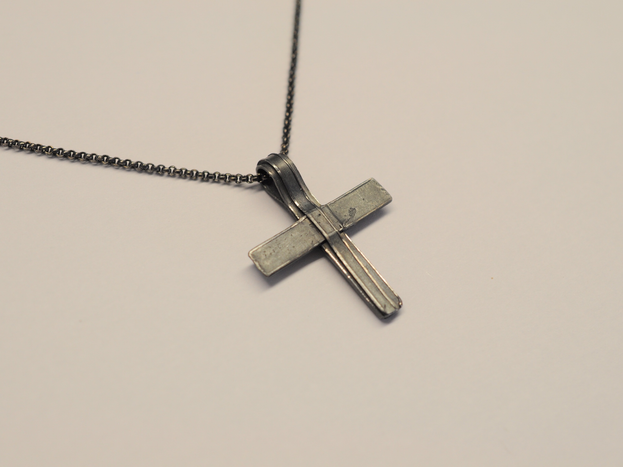Kreuz Anhänger aus geschwärztem 925er Silber - Unikatkreuz v53 - an geschwärzter Erbskette