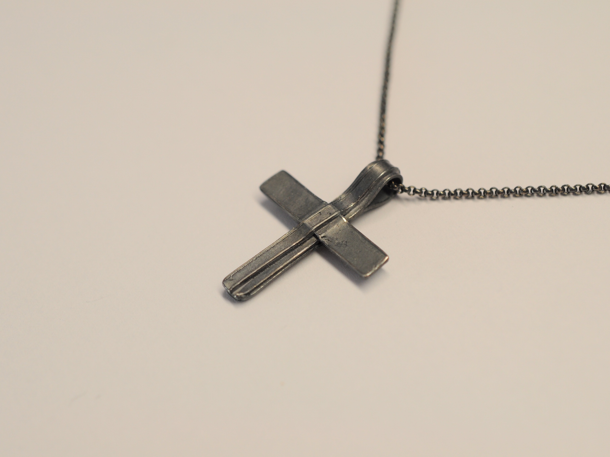 Kreuz Anhänger aus geschwärztem 925er Silber - Unikatkreuz v53 - an geschwärzter Erbskette