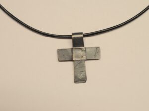 Kreuz Anhänger aus geschwärztem 925er Silber - Unikatkreuz v54 - an schwarzem Lederband