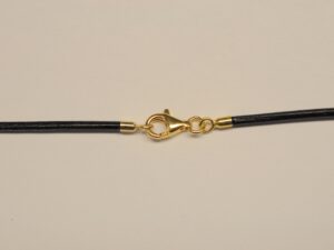 Lederband schwarz (2mm Durchmesser) mit vergoldetem Karabinerverschluss