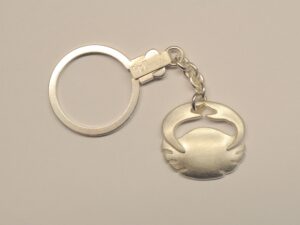 Schlüsselanhänger aus Silber mit Sternzeichen Motiv Krebs