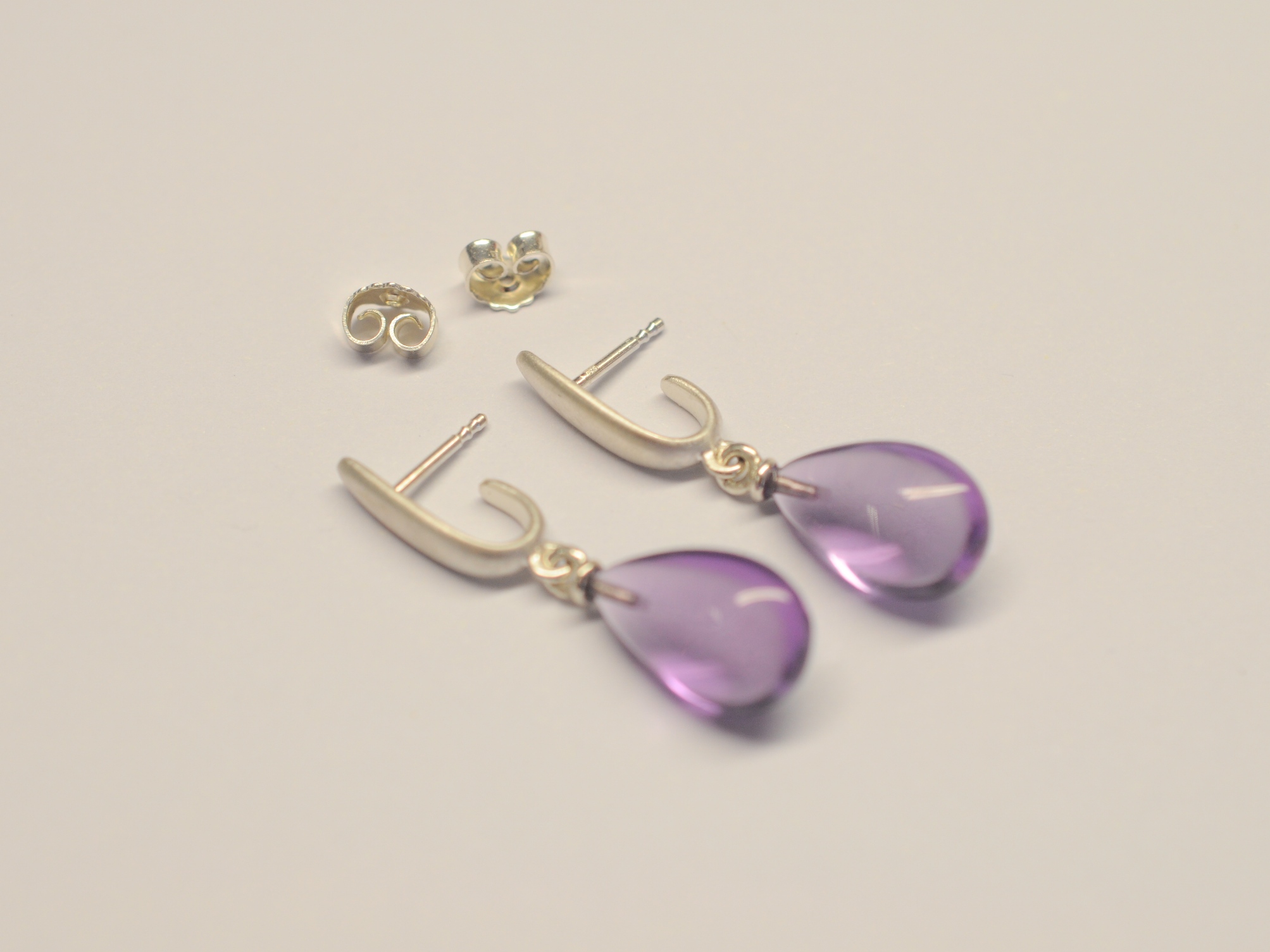 Ohrhänger aus Silber mit Amethyst-Tropfen