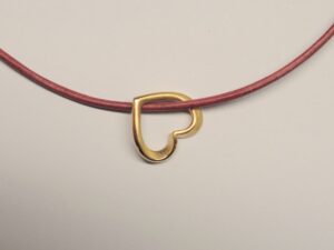 Herz Anhänger Roségold 585 an rotem Lederband