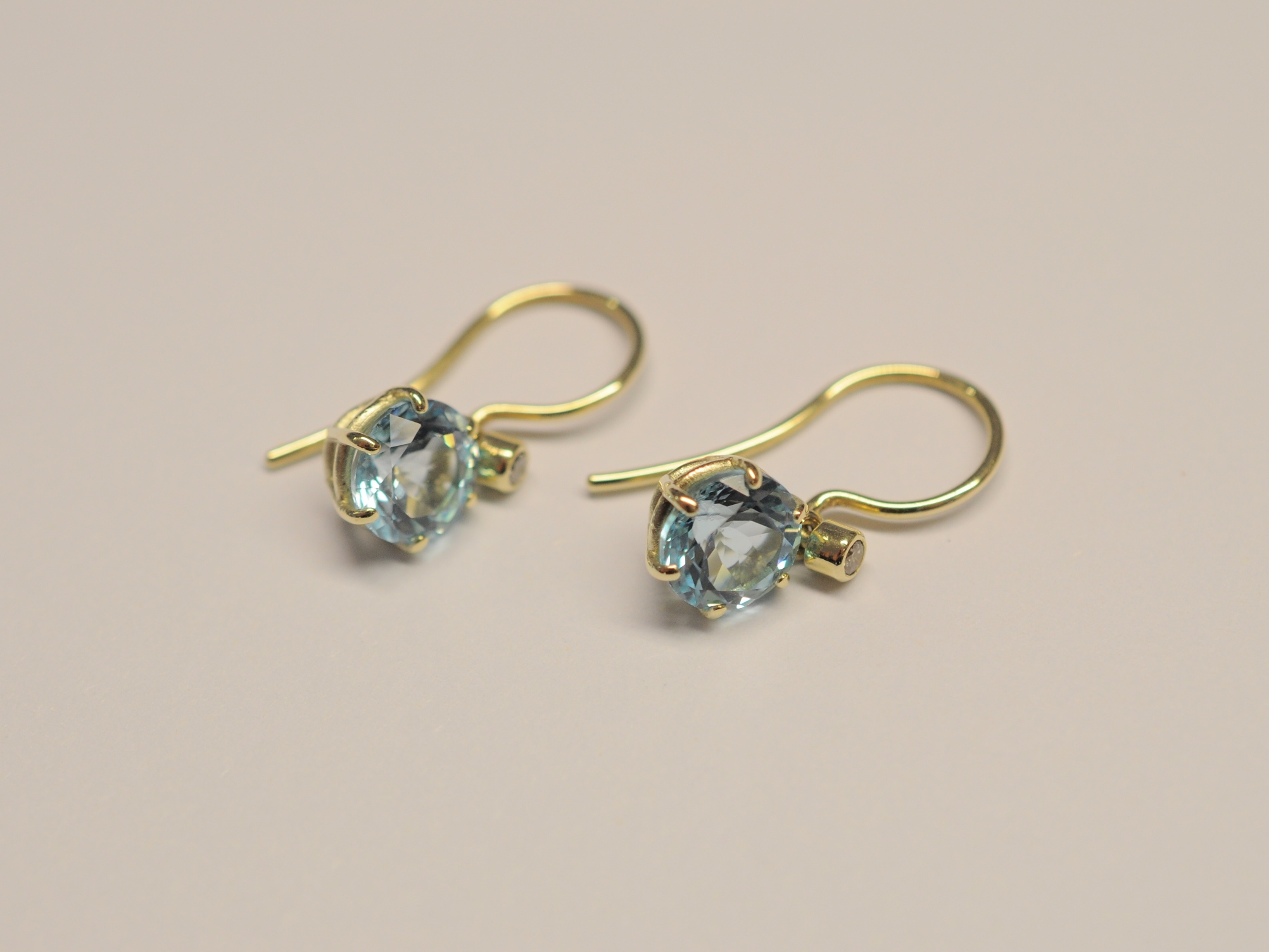 Ohrhänger aus 585 Gelbgold mit himmelblauem Topas