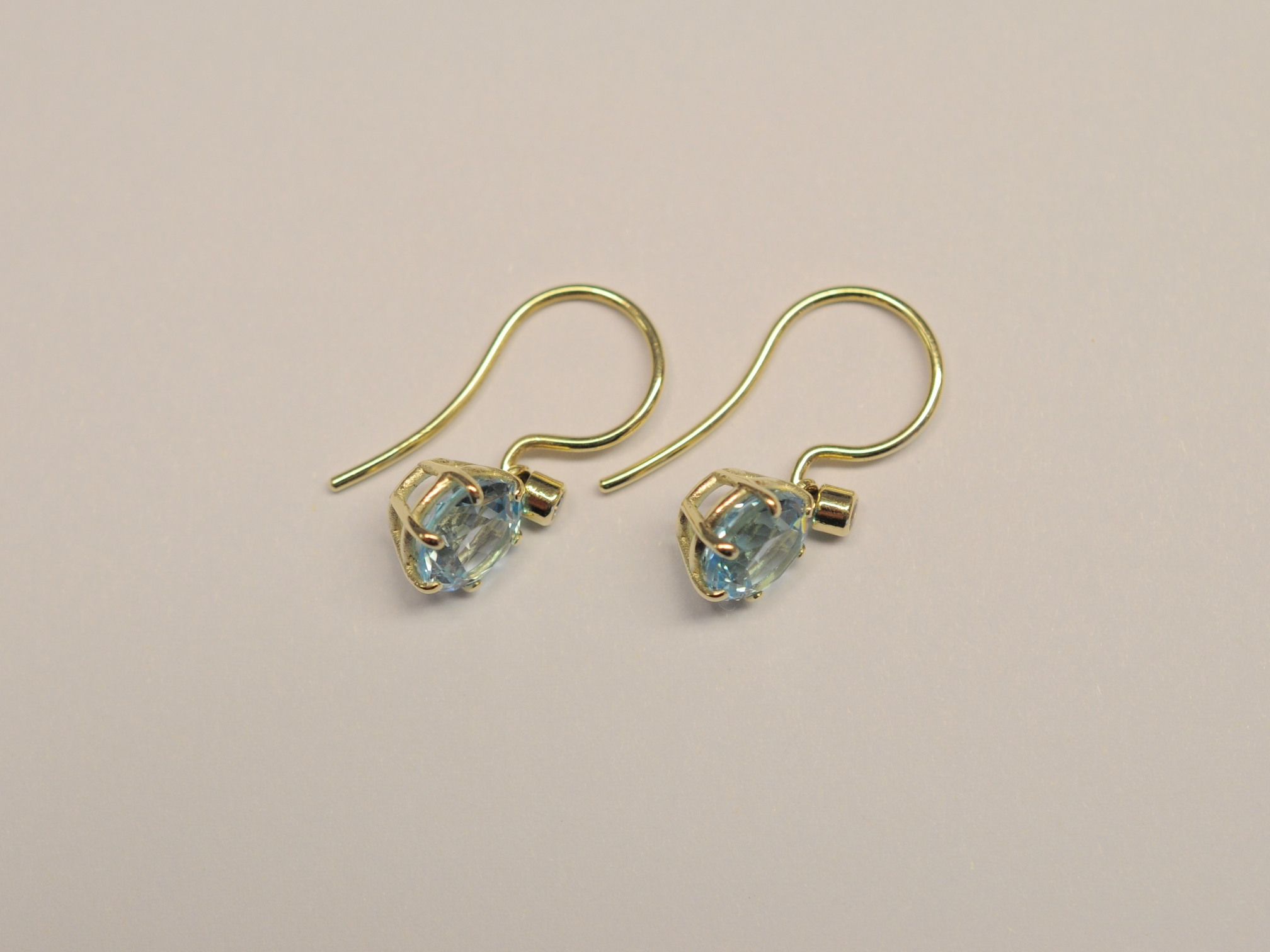 Ohrhänger aus 585 Gelbgold mit himmelblauem Topas