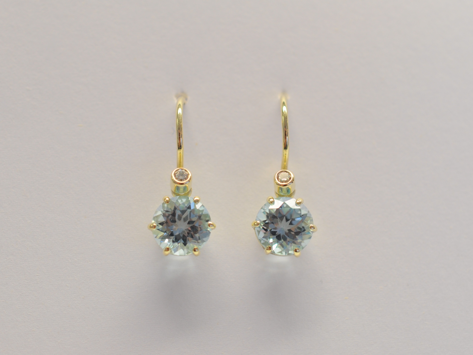 Ohrhänger aus 585 Gelbgold mit himmelblauem Topas