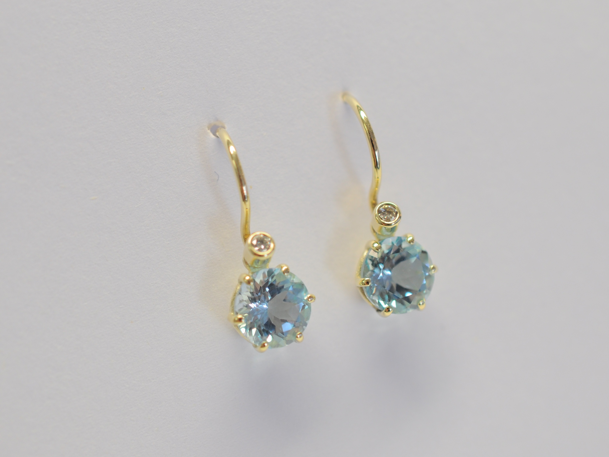 Ohrhänger aus 585 Gelbgold mit himmelblauem Topas