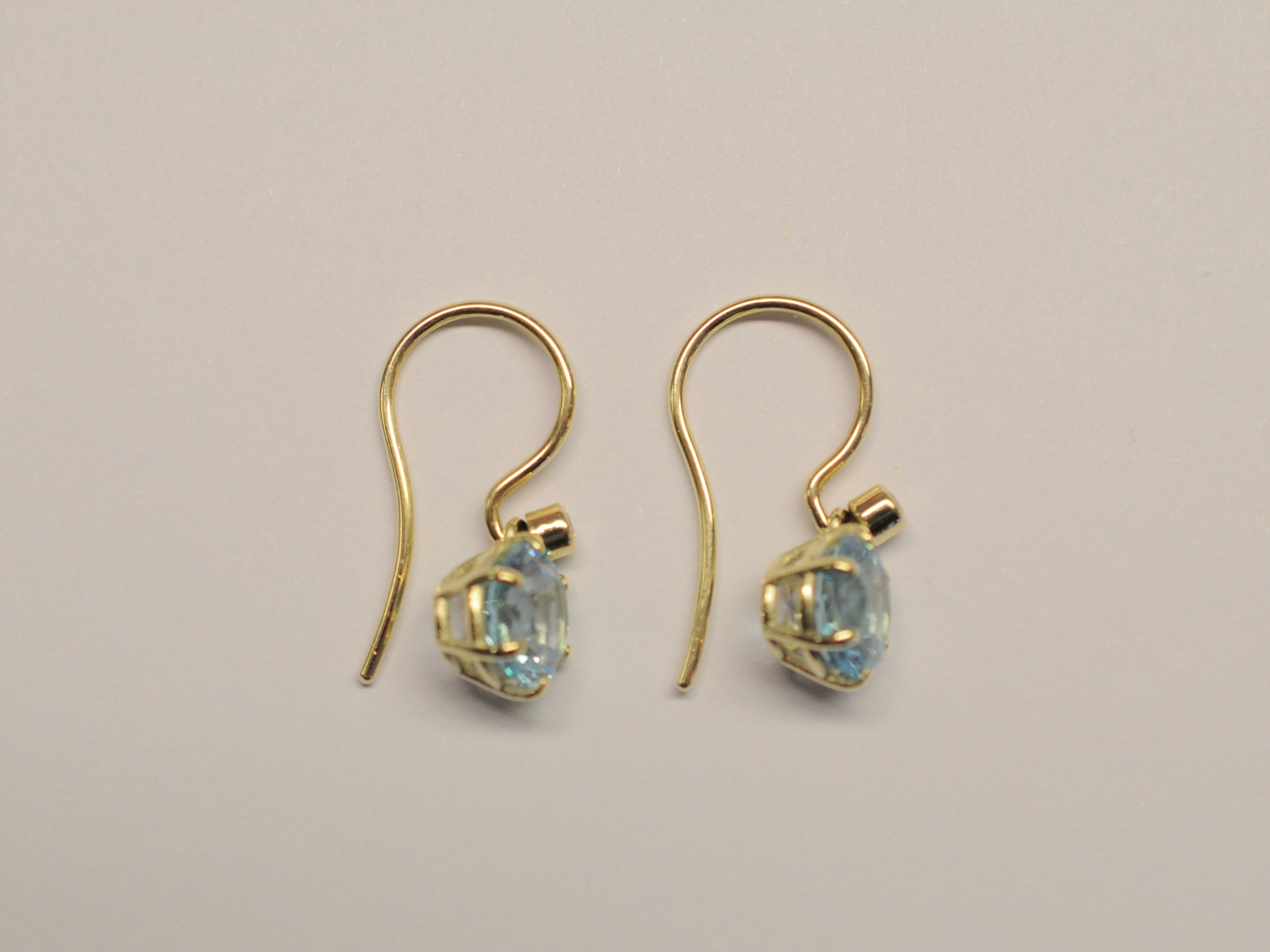 Ohrhänger aus 585 Gelbgold mit himmelblauem Topas
