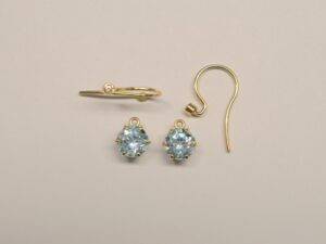 Ohrhänger aus 585 Gelbgold mit himmelblauem Topas