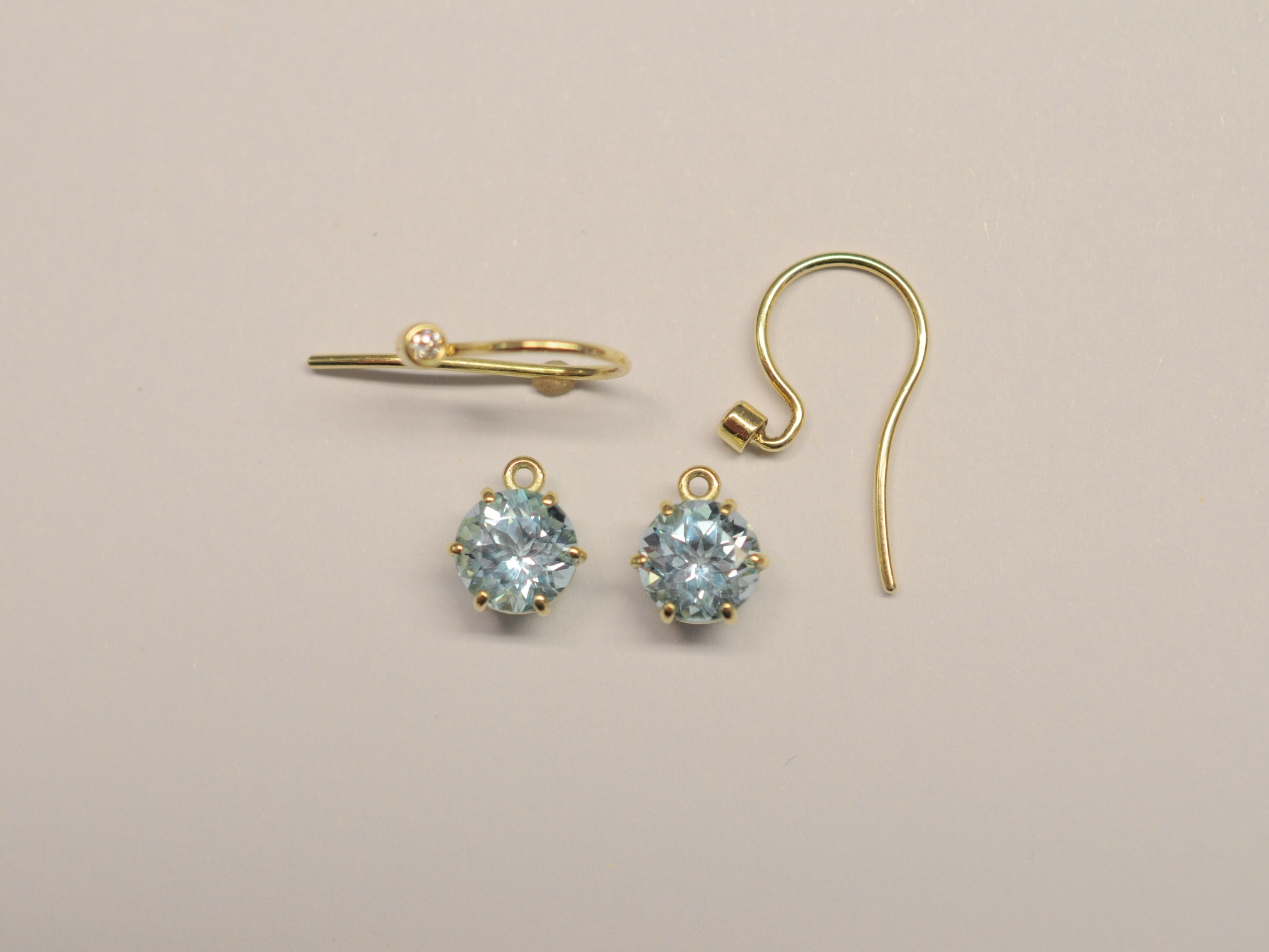 Ohrhänger aus 585 Gelbgold mit himmelblauem Topas