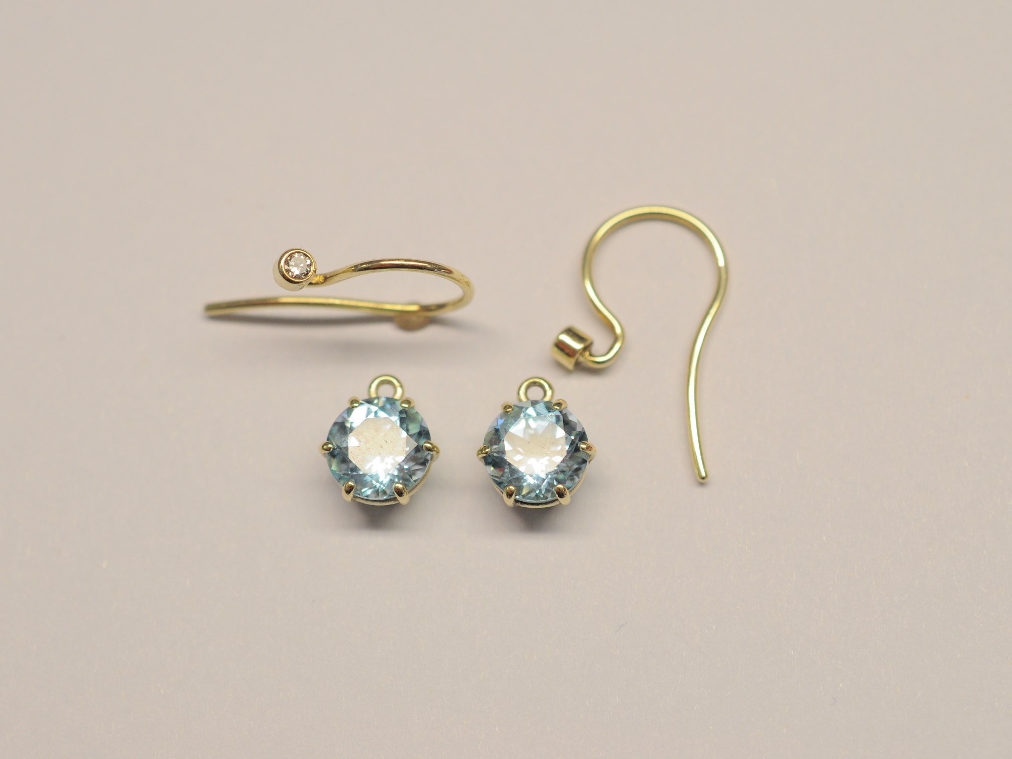 Ohrhänger aus 585 Gelbgold mit himmelblauem Topas