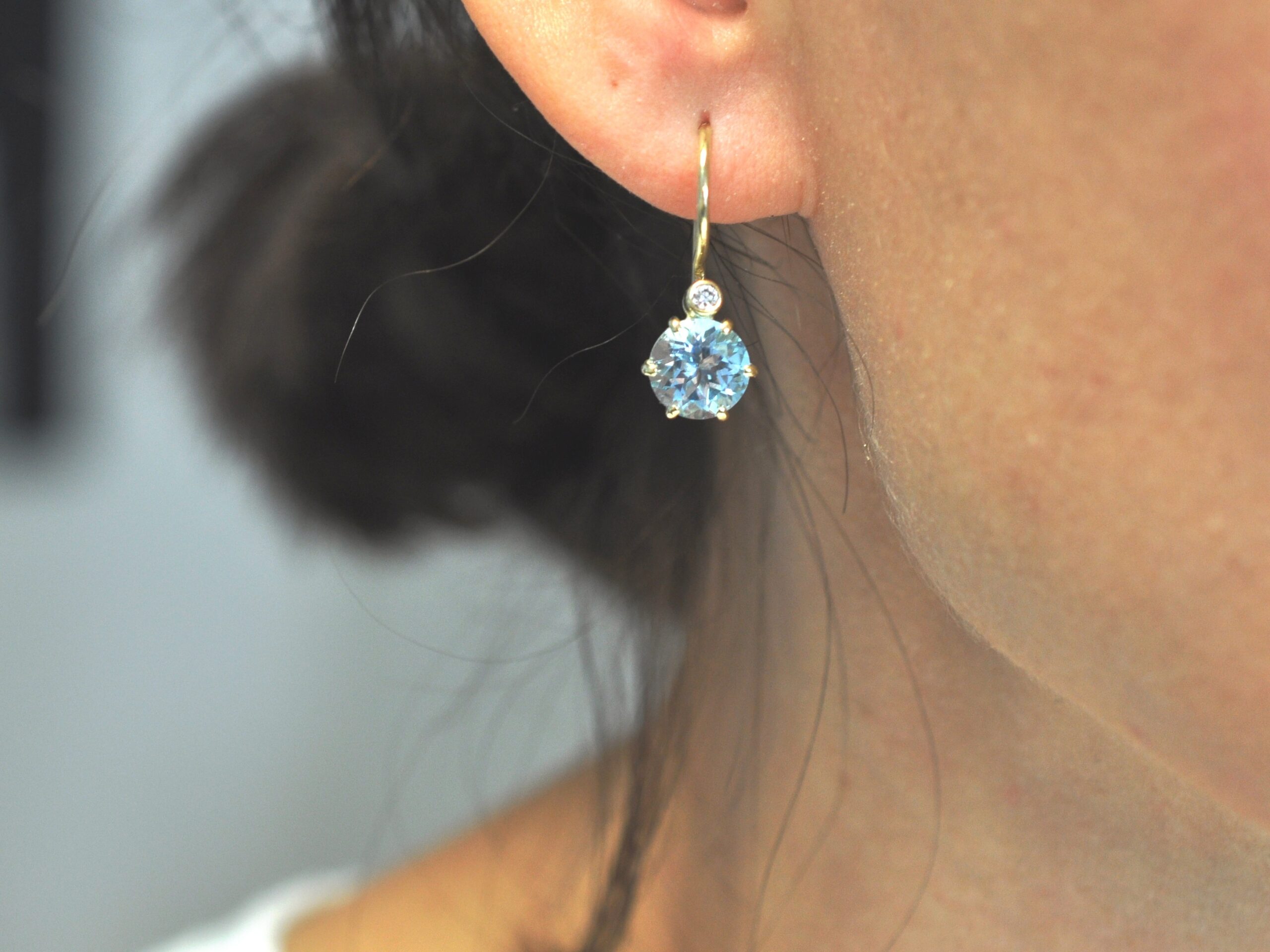 Ohrhänger aus 585 Gelbgold mit himmelblauem Topas